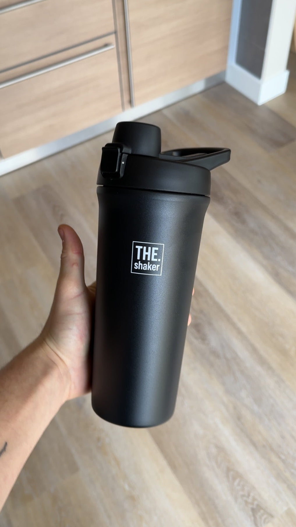 THE. Shaker Black